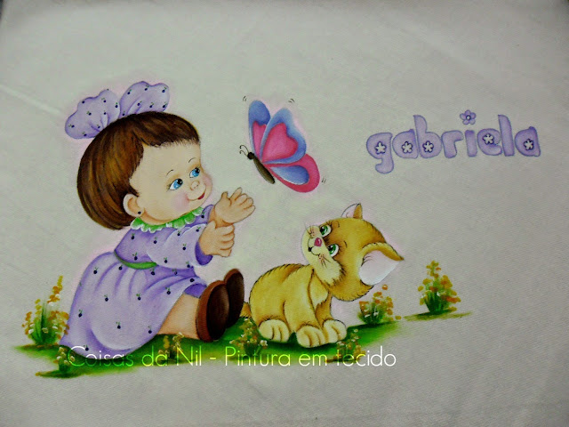 manta de flanela com pintura de menina com gato e borboleta nas cores lilás e rosa
