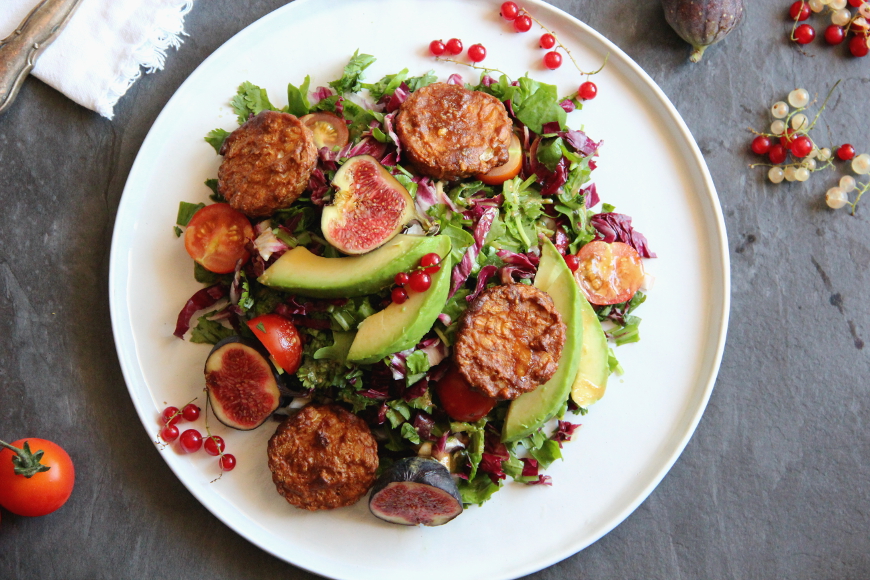 Rucola-Radicchio-Salat mit ofengebackenem süß-scharfem Erdnuss-Tempeh ...