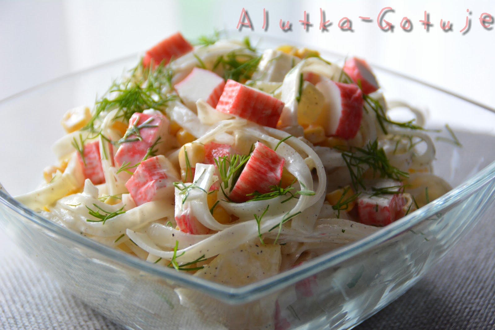 Sałatka surimi z makaronem ryżowym