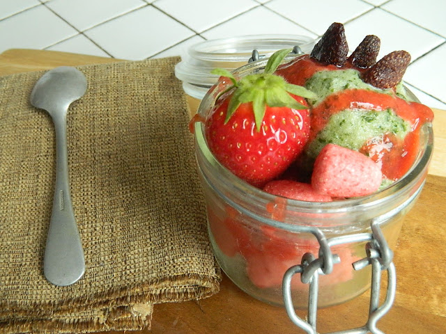 Coupe glacée autour de la fraise (sorbet basilic, sorbet fraises séchées et coulis de fraises!)