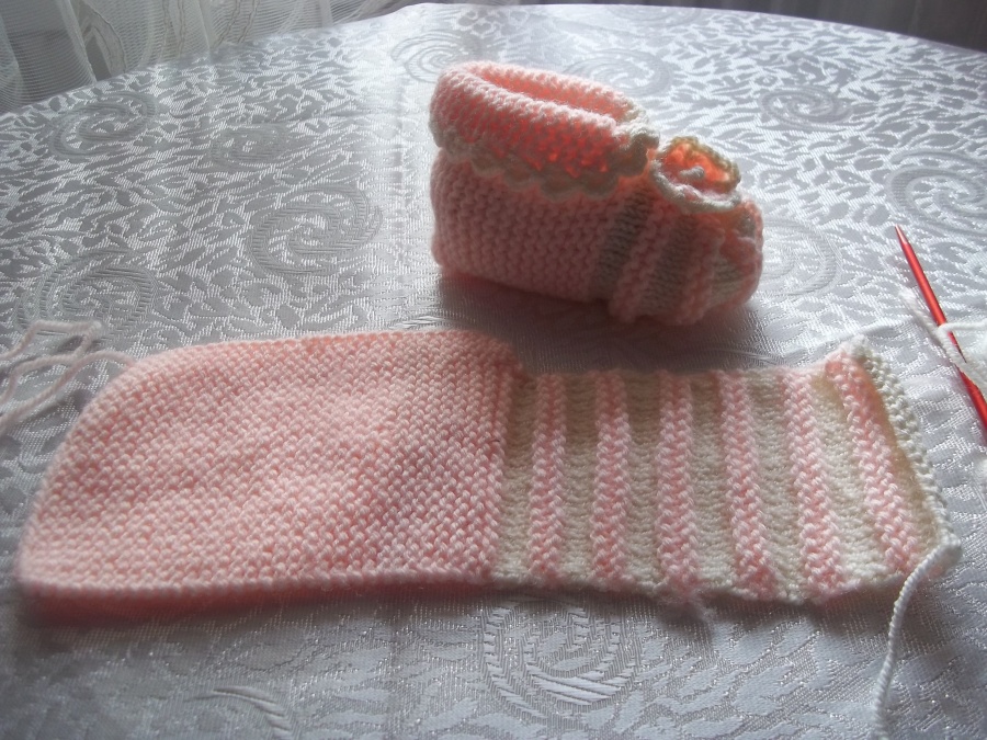 Naliya Şiş örgüsü bebek patiği modeli