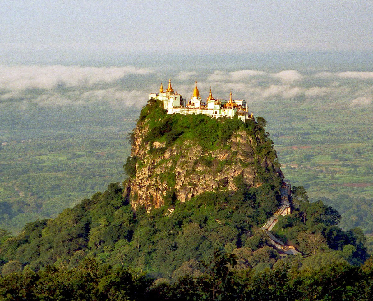 Mount Popa ใกล้เมืองพุกาม ประเทศพม่า