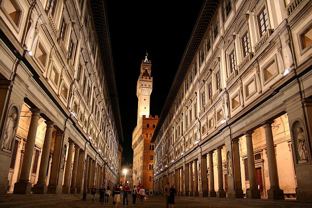 The Art of Florence begins here at the Uffizi Gallery. In the background is the Palazzo Vecchio. Photo: WikiMedia.org.