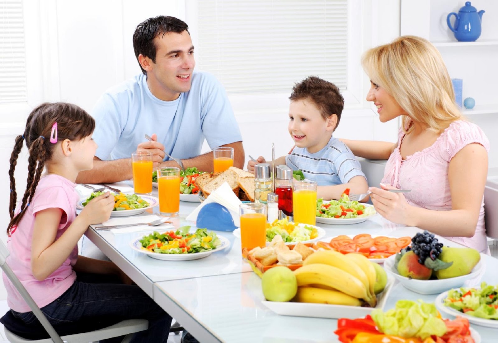 Муж ест у родителей. Семья за столом. Семейный завтрак. Семейный ужин. Семья завтракает.