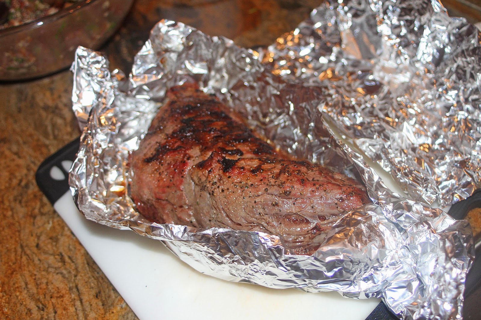 буженина в духовке в фольге. мясо в фольге в духовке. скумбрия запеченная в духовке в фольге. мясо в фольге в духовке. свинина в духовке в фольге.