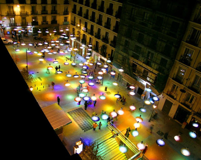 Instalación Confeti nocturna en Plaza de Chueca