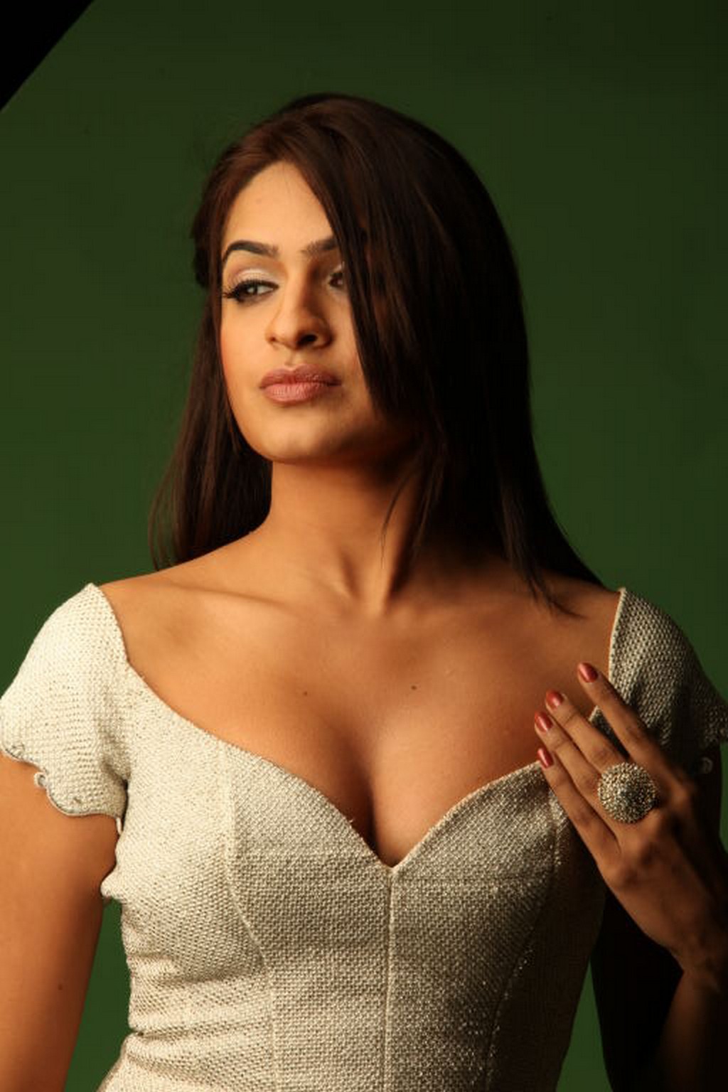 Ileana DCruz Shows Off Her SEXY Body | New Sri Lankan 