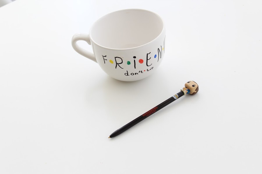 taza personalizada Stranger things Friends don´t lie