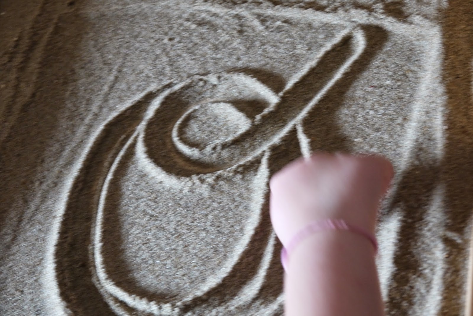 Tréma-ternelle: Lettres au sable et sons en cartes