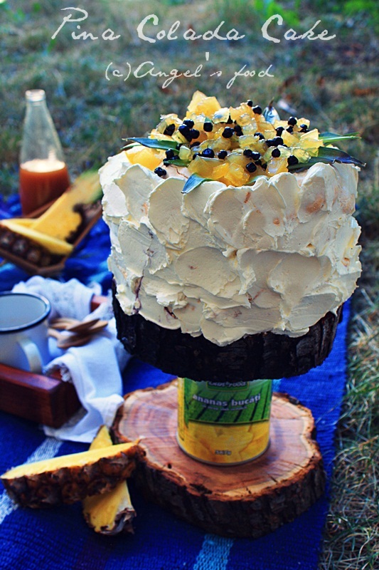 Tort de bezea Pina Colada,cu afine si crema de cocos
