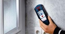 Поиск скрытой проводки. Несколько вариантов как найти проводку в стене ...