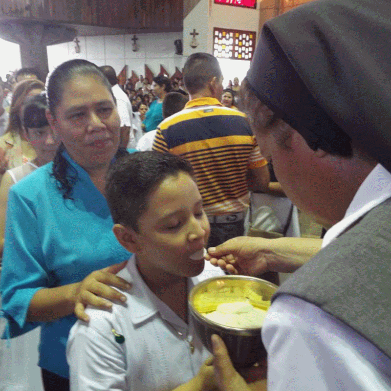 Región LC PRIMERA COMUNION CARLITOS GARCIA Y DE MAS DE CIEN NIÑOS EN
