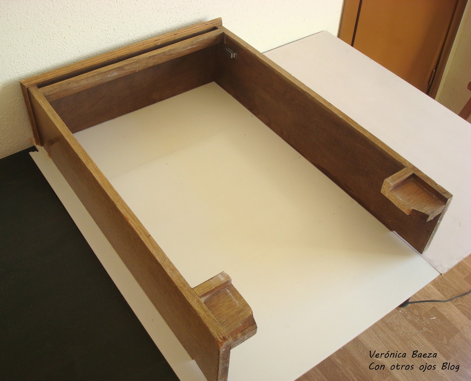 Transformando un cubreradiador antiguo en una chimenea decorativa.