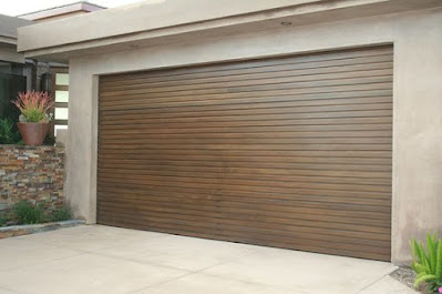 pintu garasi kayu