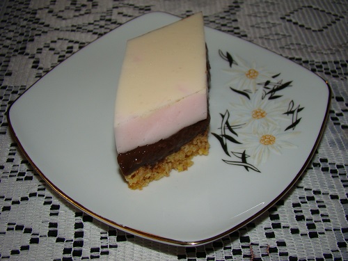 Tort cu budinca de ciocolata si iaurt