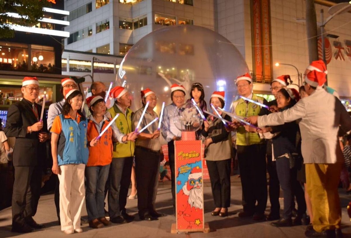 屏東縣耶誕點燈於今(2)晚6：30在屏東公園登場！運用時下流行的北歐風元素，在公園佈置許多奇幻燈飾，讓這座百年公園，首次成為聖誕園地。