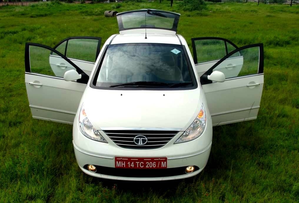 Машина Tata Indica