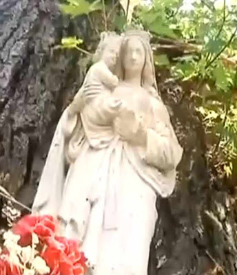 Dover, New Jersey: a imensa árvore rachou  justo acima da cabeça de Nossa Senhora mas nem a tocou.  "É um milagre dizem os vizinhos"