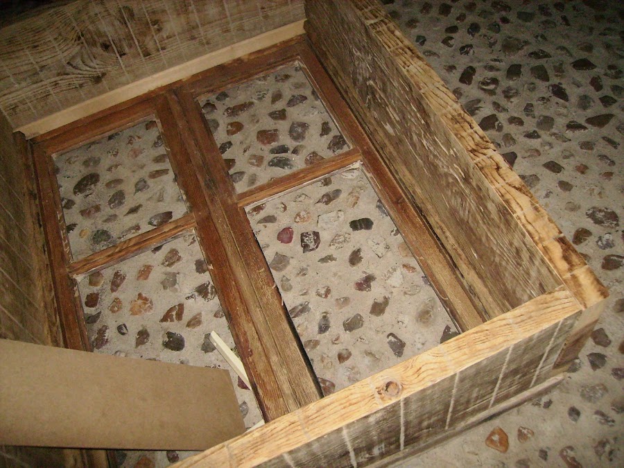 Ventana de madera transformada en vitrina vintage | Bricolaje