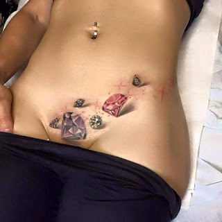 Tatuaje diamantes cerca de la vagina