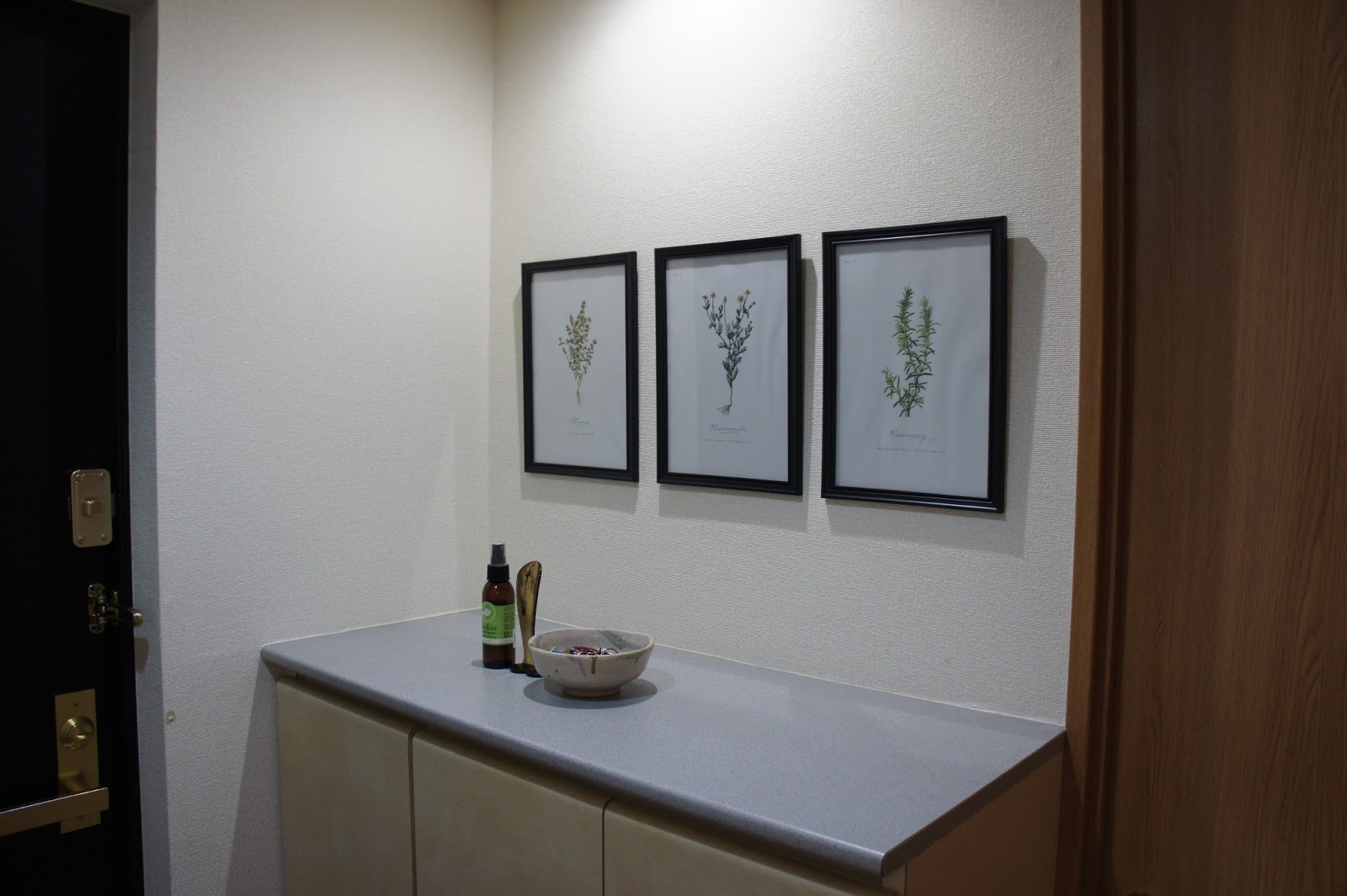 home, craft, and life インテリア、ハンドメイド、ときどきファッション 玄関をオシャレに 総額400円で絵を飾る