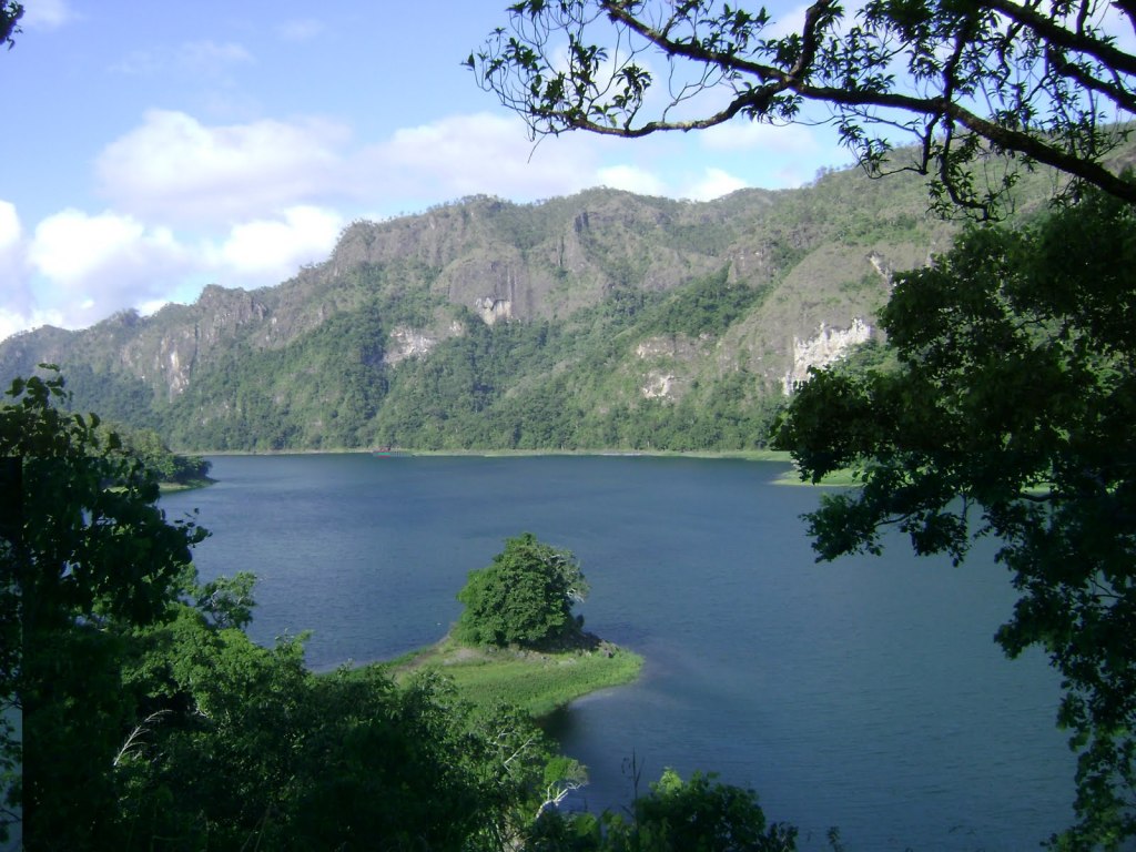 DAWERA ISLAND: Danau Tihu