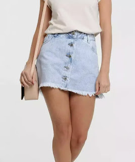 Moda jovem: Saia Feminina Botões Zune Jeans By Sabrina Sato Saia feminina curta confeccionada em tecido jeans. Possui cintura média, fechamento por botões no entremeio, passantes, bolsos na frente e atrás, barra desfiada, acabamento e costura em tom aparente.