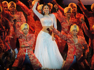 Katrina & Shahrukh performance still from Temptation Reloaded Concert 2013