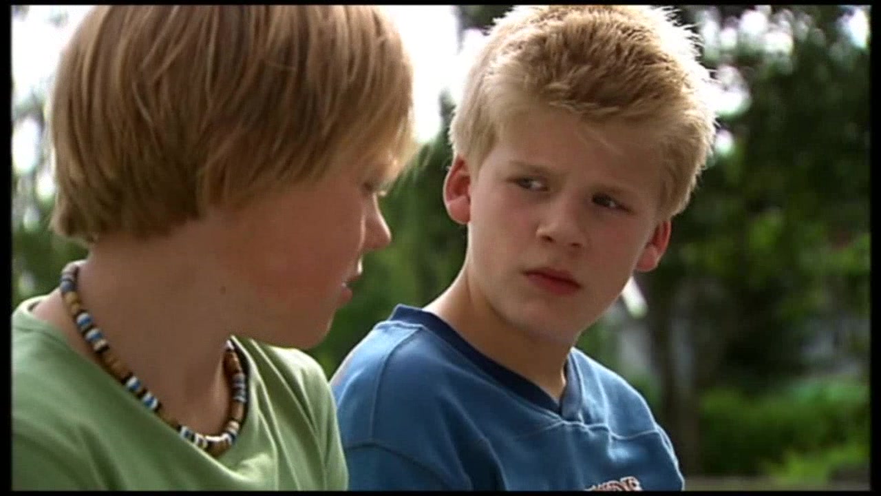 Нежное видео мальчики. Мальчик с мальчиком т********. Мальчишки Нидерланды.