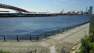 赤レンガ倉庫横広場から港大橋を望む