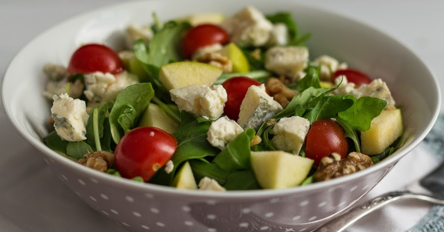 Rocket salad with apple and blue cheese - Cooking with Diana