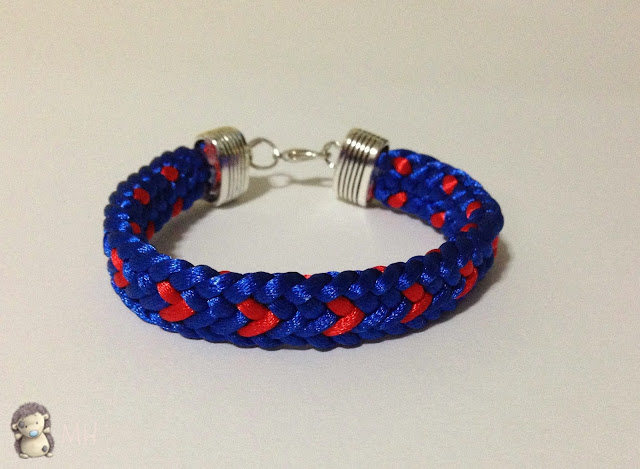 Pulsera Kumihimo plana con corazones