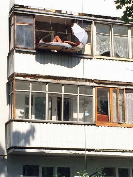 Witziger Mann schläft auf selbstgebautem Balkon