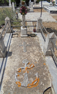 το ταφικό μνημείο αγνώστου στο νεκροταφείο του Φισκάρδου