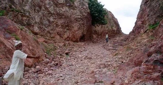 Dashrath Manjhi en el pasaje que construyó entre Gehlaur y Wazirganj.