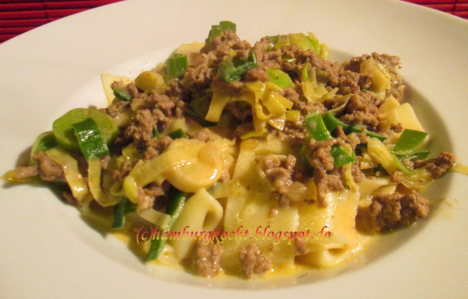 Hamburg kocht!: Szenen einer Ehe: Hack-Lauch-Pfanne mit Nudeln Hamburg kocht!: Szenen einer Ehe: Hack-Lauch-Pfanne mit Nudeln