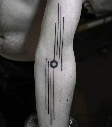 Um hexágono é a peça central de uma série de linhas pretas essa tatuagem no antebraço.