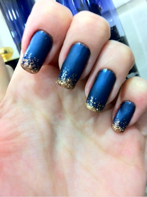 Glamour First *: Unhas da Semana: Ombré Nails - Azul Fosco e Glitter Dourado
