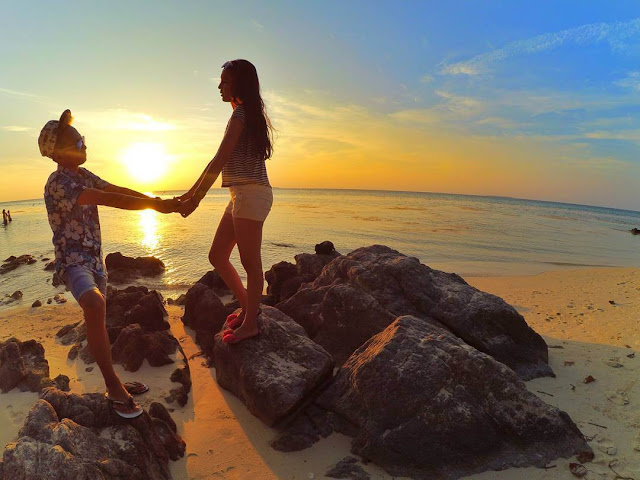 karimun jawa foto romantis di pantai karimun jawa