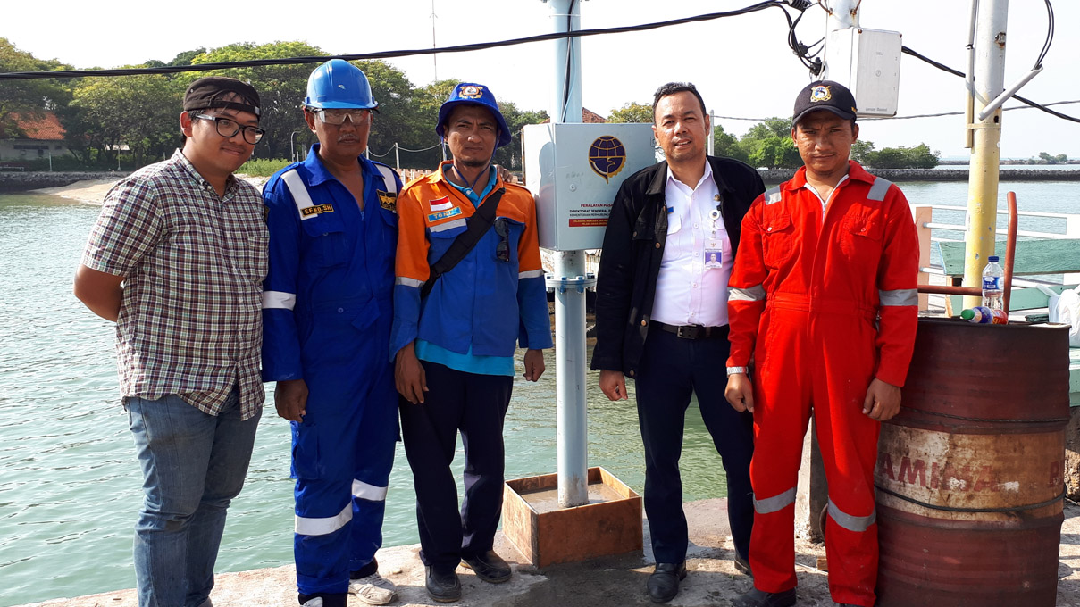 Instalasi Pemantauan di Pelabuhan Karang Jamuang, Jawa Timur