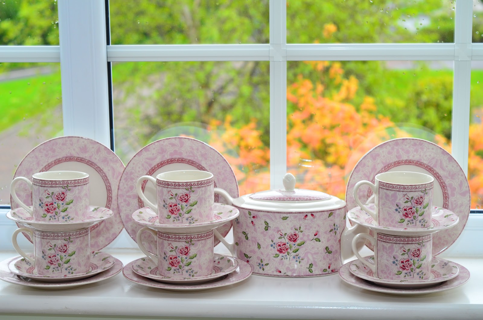 Kitch 'n' Chic Johnson Brothers Rose Damask Tea Set