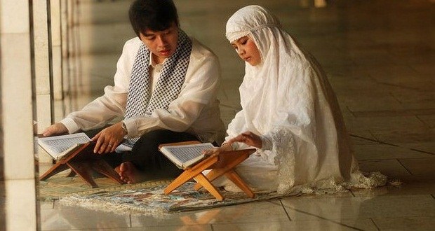 Istri Malas Sholat, Ini Yang Harus Suami Lakukan