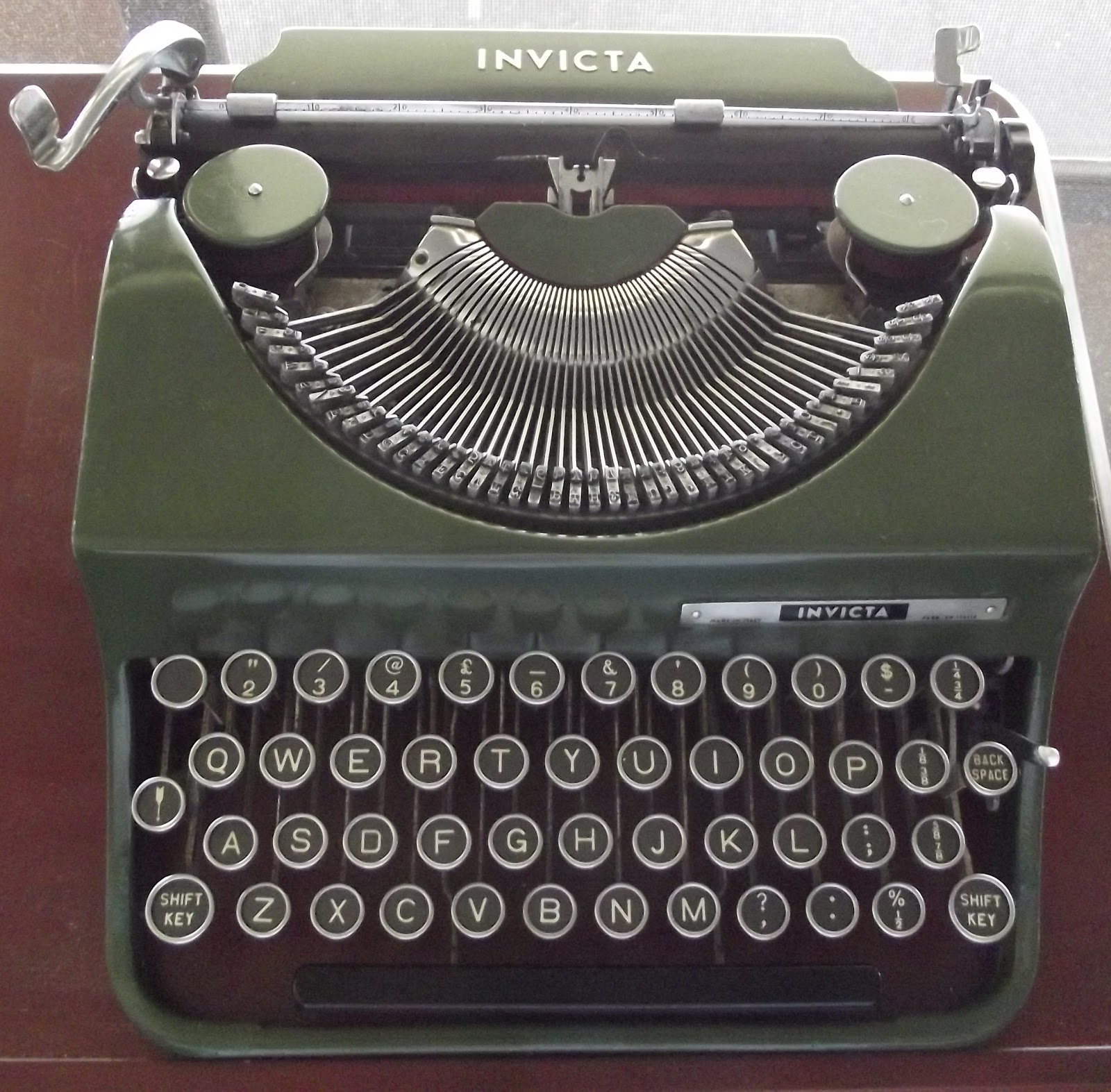 oz.Typewriter Olive Green (Olivetti) Invicta Portable Typewriter