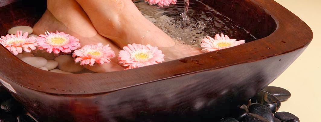 Парить ноги для вызова месячных. Горячие ножные ванны могут облегчить состояние при. Горячие ножные ванны при носовом кровотечении. Парить ноги для зачатия ребенка. Цистит можно греть ноги