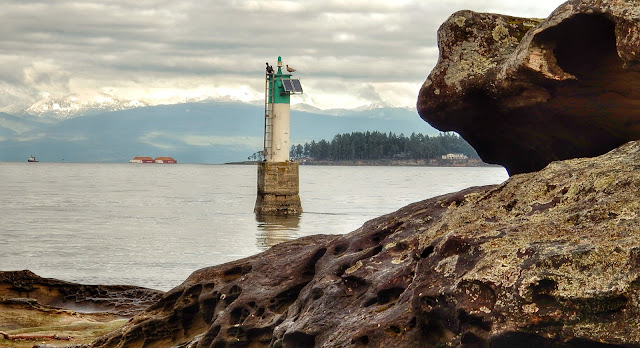 The Jack Point navigation light with  Gabriola Island in the distance. (2015-12-11)