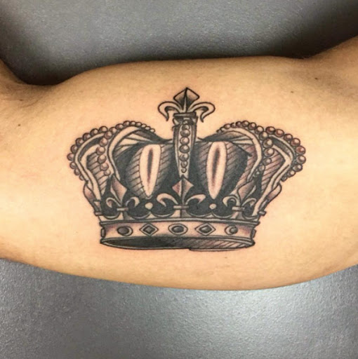 Este preto e cinza, tinta de bíceps tat