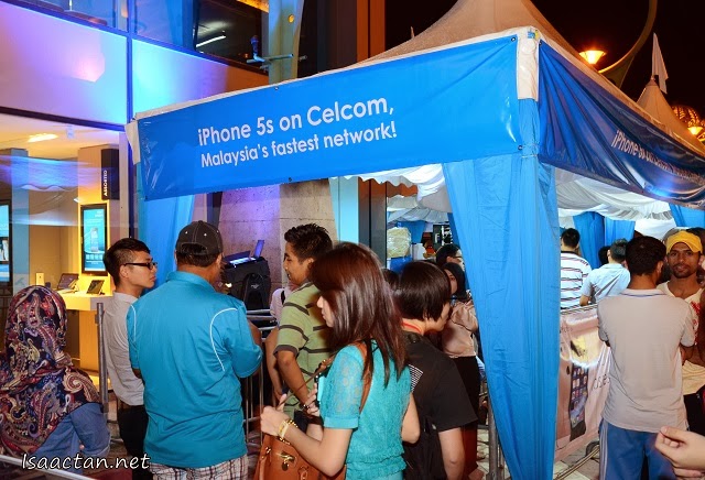 Special booths were prepared outside Blue Cube for the potential iPhone5S/C users