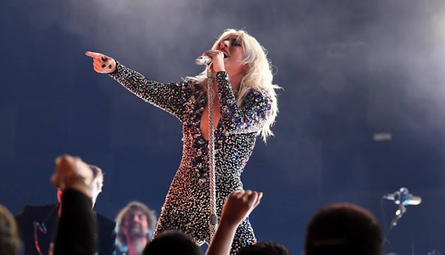 Lady Gaga arrasa en los Grammy con "Shallow"