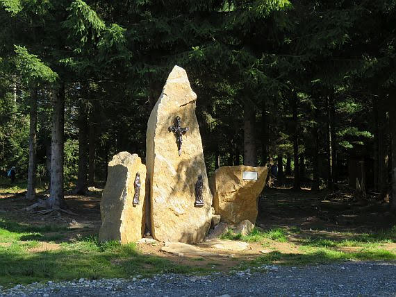 Obelisk w pobliżu kaplicy.