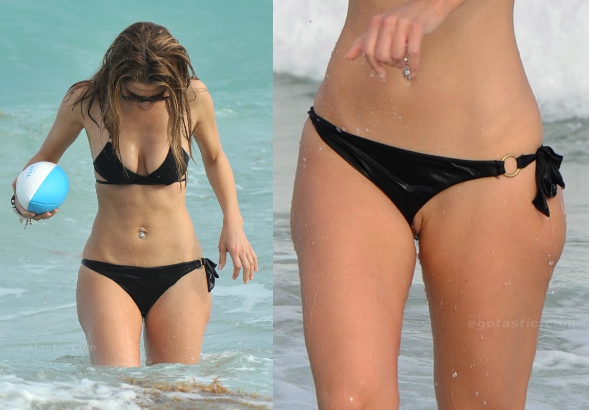 На пляже сдвинулся купальник